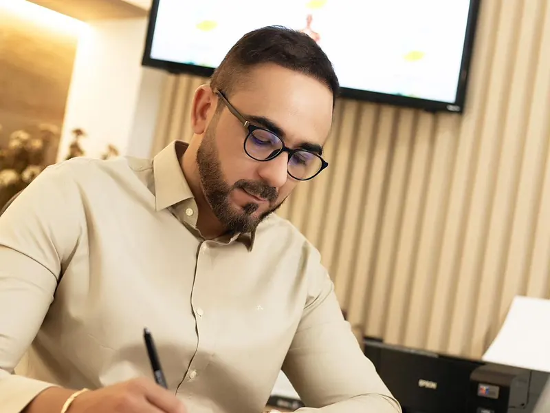 Fábio Nunes escrevendo um plano alimentar no consultório em Patos PB