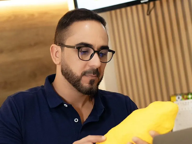 Fábio Nunes mostra um modelo usado na consulta de nutrição