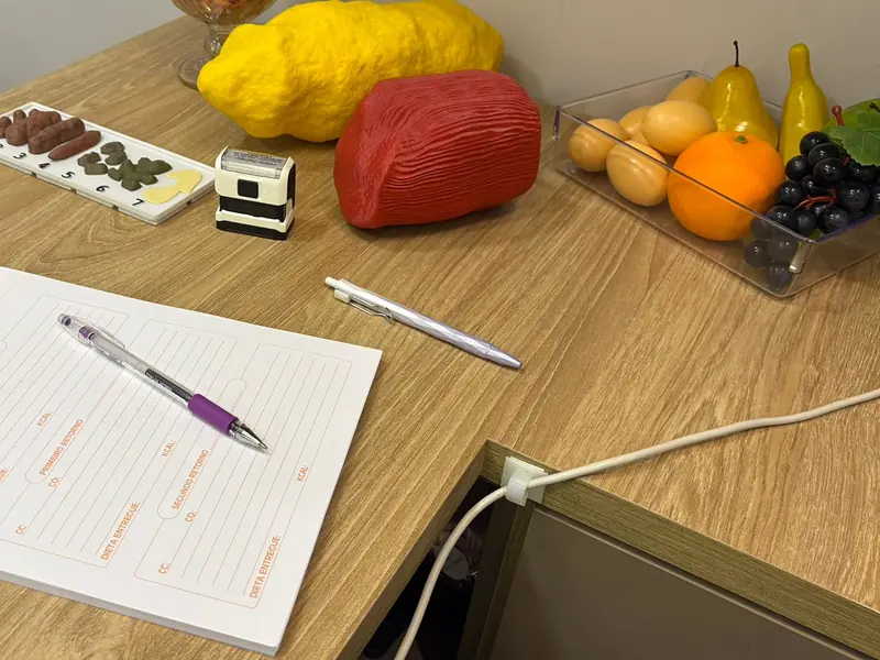 Materiais de consulta de nutrição sobre a mesa